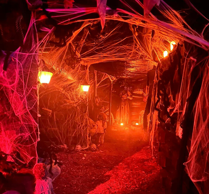 Neighborhood &lsquo;Karen&rsquo; Complains About Dad&rsquo;s Epic Halloween Display, Then The Whole Community Gets Involved
