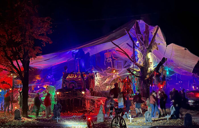 Neighborhood &lsquo;Karen&rsquo; Complains About Dad&rsquo;s Epic Halloween Display, Then The Whole Community Gets Involved