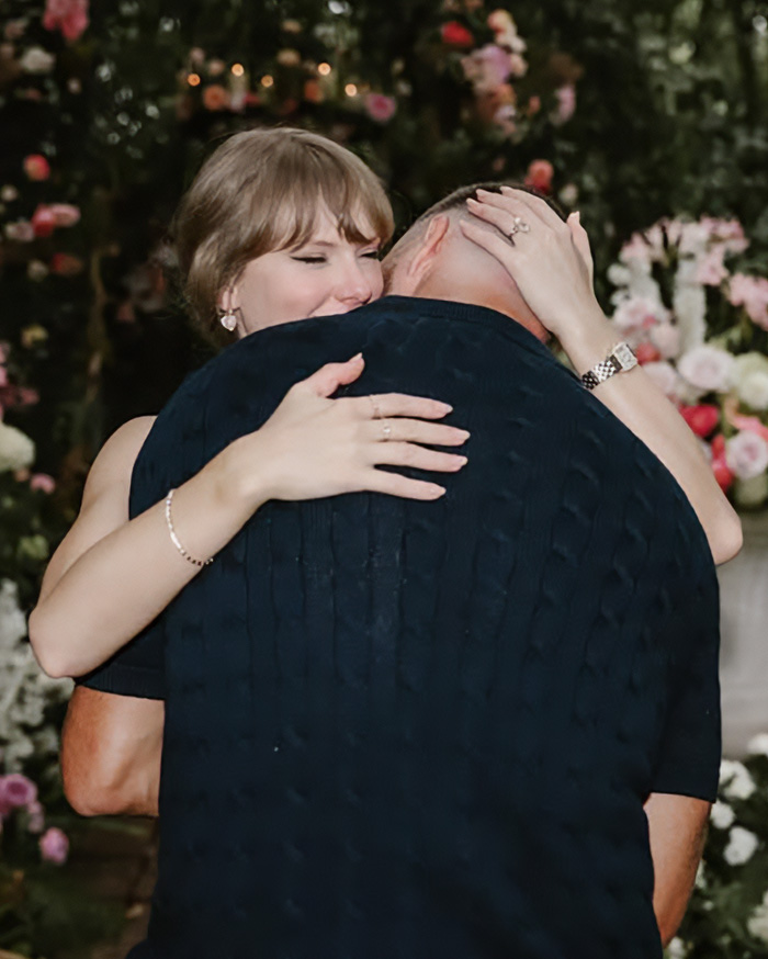 Taylor Swift Branded Latest Victim Of “Mar-A-Lago Face” Over Surprise Transformation: “MAGA Face Combo Is Nasty” Taylor Swift Branded Latest Victim Of “Mar-A-Lago Face” Over Surprise Transformation: “MAGA Face Combo Is Nasty”