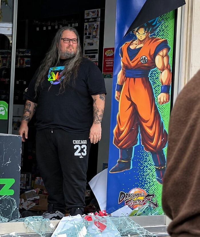 Shopkeeper Goes Viral After Defending Store During The France Riots As Everyone Makes The Same Observation Shopkeeper Goes Viral After Defending Store During The France Riots As Everyone Makes The Same Observation