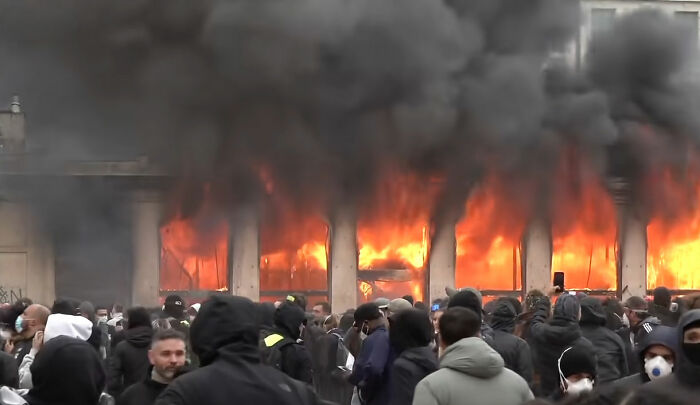 Shopkeeper Goes Viral After Defending Store During The France Riots As Everyone Makes The Same Observation Shopkeeper Goes Viral After Defending Store During The France Riots As Everyone Makes The Same Observation