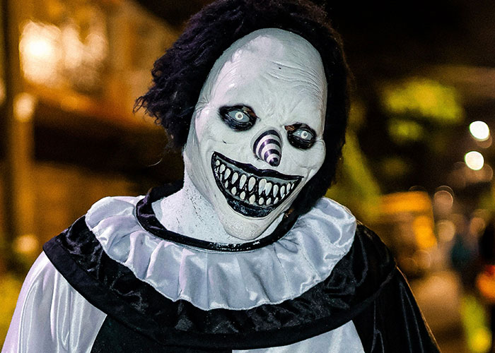 Haunted House Workers Expose The Odd And Bizarre Guest Behavior They’ve Witnessed (66 Stories) Haunted House Workers Expose The Odd And Bizarre Guest Behavior They’ve Witnessed (66 Stories)