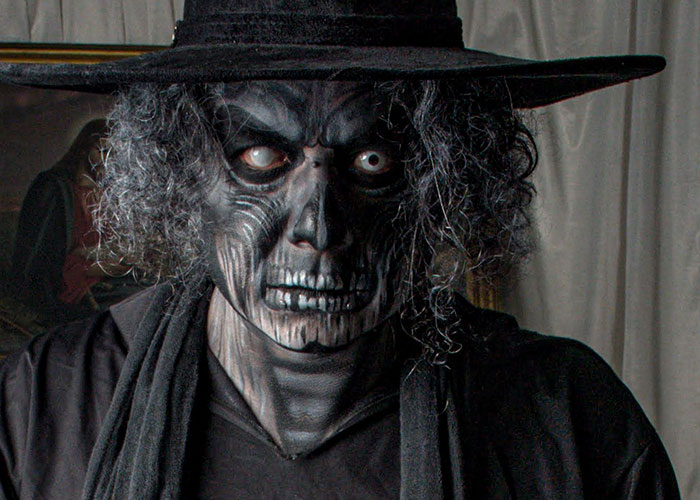 Haunted House Workers Expose The Odd And Bizarre Guest Behavior They’ve Witnessed (66 Stories) Haunted House Workers Expose The Odd And Bizarre Guest Behavior They’ve Witnessed (66 Stories)