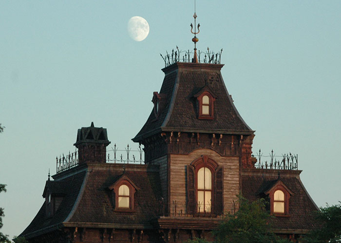 Haunted House Workers Expose The Odd And Bizarre Guest Behavior They’ve Witnessed (66 Stories) Haunted House Workers Expose The Odd And Bizarre Guest Behavior They’ve Witnessed (66 Stories)