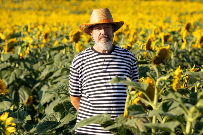 “This Is America And I Should Be Able To Plant Sunflowers”: Man Makes HOA Change Their Rules By Being Annoying “This Is America And I Should Be Able To Plant Sunflowers”: Man Makes HOA Change Their Rules By Being Annoying