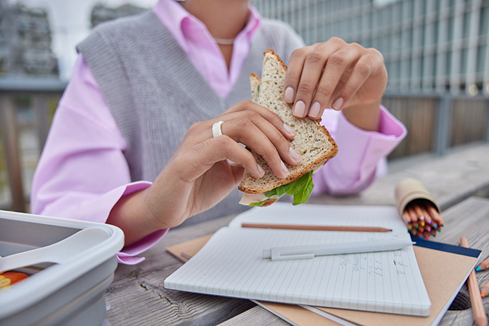 Guy Treats Coworker’s Lunches Like A Free Office Buffet, Loses His Appetite When Handed A $70 Bill Guy Treats Coworker’s Lunches Like A Free Office Buffet, Loses His Appetite When Handed A $70 Bill