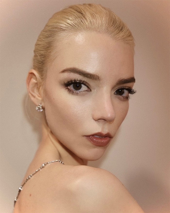 “Bulldozed Women”: Fans Decry Plastic Surgery Trend After Noticing Victoria’s Secret Models’ Transformation