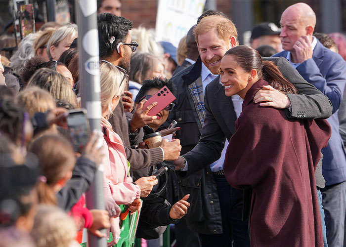 Meghan Markle&rsquo;s Food Bank Visit Takes An Awkward Turn When A Volunteer Shuts Down Her “Performative” Questions