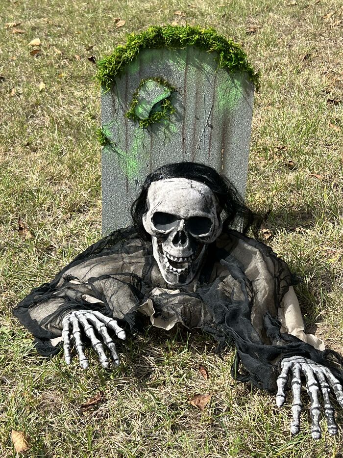 57 Times People Were So Proud Of Their Outdoor Halloween Decorations They Needed To Boast Online 57 Times People Were So Proud Of Their Outdoor Halloween Decorations They Needed To Boast Online