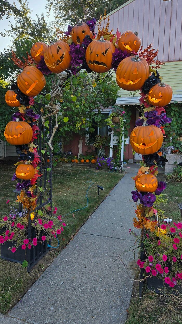 57 Times People Were So Proud Of Their Outdoor Halloween Decorations They Needed To Boast Online 57 Times People Were So Proud Of Their Outdoor Halloween Decorations They Needed To Boast Online