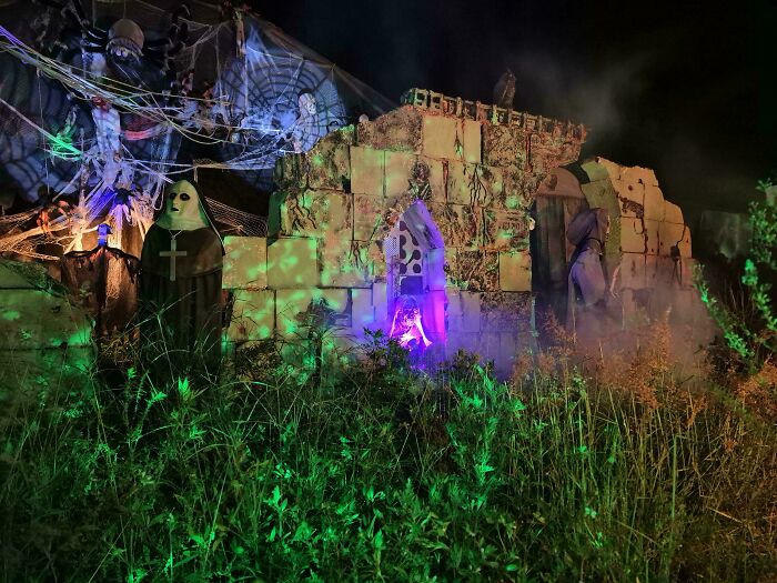 57 Times People Were So Proud Of Their Outdoor Halloween Decorations They Needed To Boast Online 57 Times People Were So Proud Of Their Outdoor Halloween Decorations They Needed To Boast Online