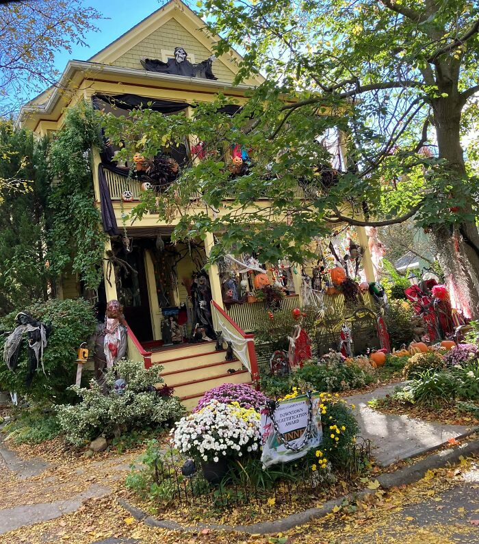 57 Times People Were So Proud Of Their Outdoor Halloween Decorations They Needed To Boast Online 57 Times People Were So Proud Of Their Outdoor Halloween Decorations They Needed To Boast Online