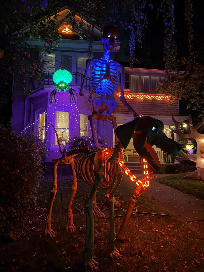 57 Times People Were So Proud Of Their Outdoor Halloween Decorations They Needed To Boast Online 57 Times People Were So Proud Of Their Outdoor Halloween Decorations They Needed To Boast Online
