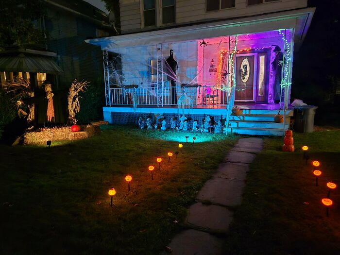 57 Times People Were So Proud Of Their Outdoor Halloween Decorations They Needed To Boast Online 57 Times People Were So Proud Of Their Outdoor Halloween Decorations They Needed To Boast Online