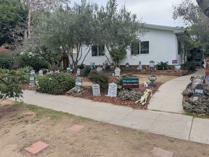 57 Times People Were So Proud Of Their Outdoor Halloween Decorations They Needed To Boast Online 57 Times People Were So Proud Of Their Outdoor Halloween Decorations They Needed To Boast Online