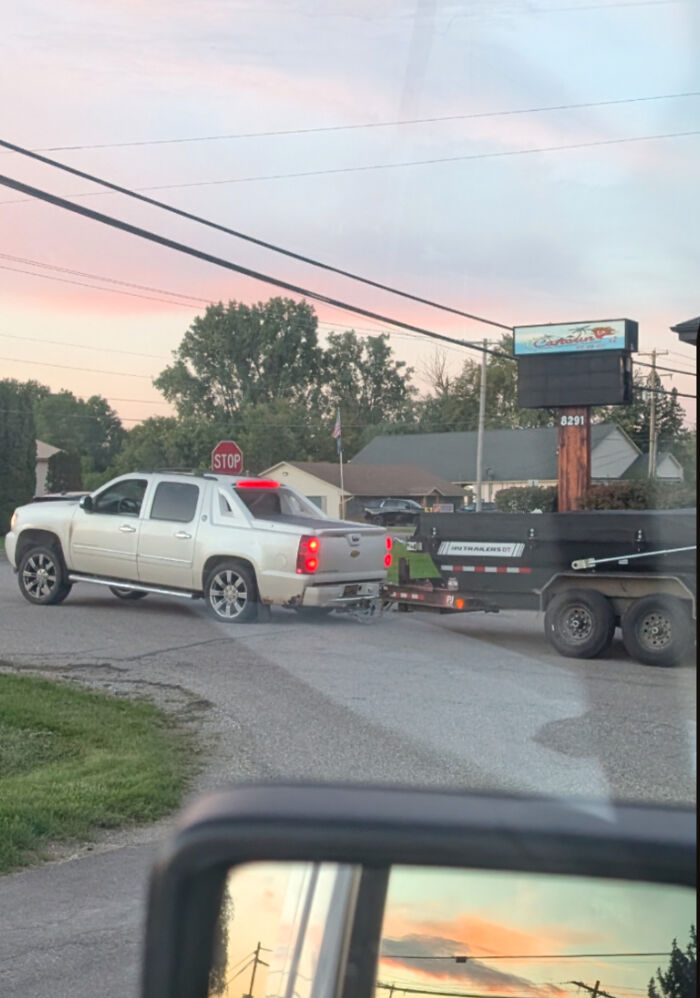 “No Words To Describe This One”: 88 Hilarious Examples Of Towing Gone Wrong “No Words To Describe This One”: 88 Hilarious Examples Of Towing Gone Wrong