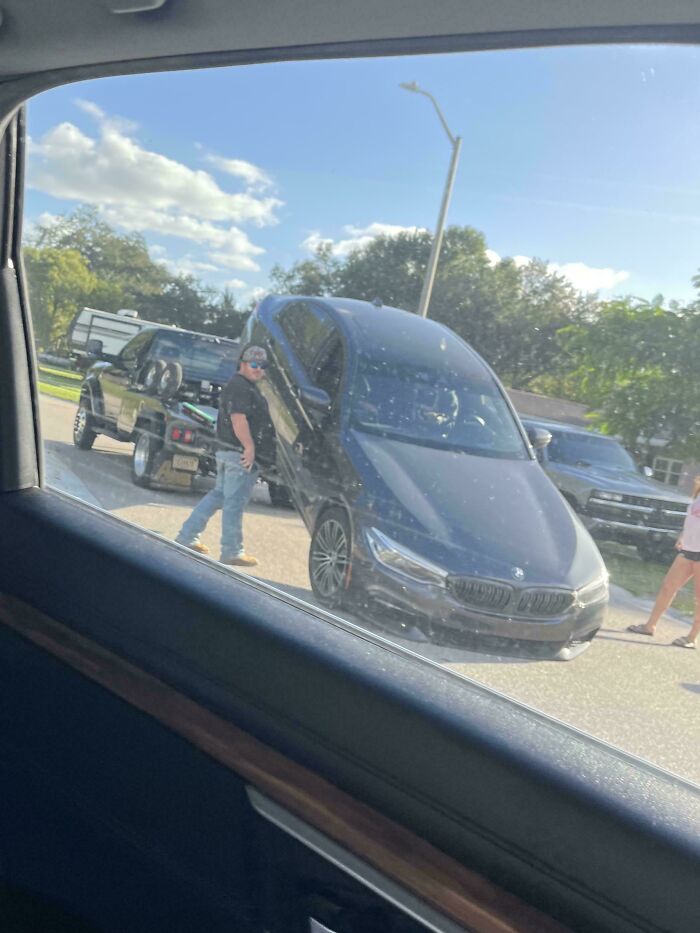“No Words To Describe This One”: 88 Hilarious Examples Of Towing Gone Wrong “No Words To Describe This One”: 88 Hilarious Examples Of Towing Gone Wrong