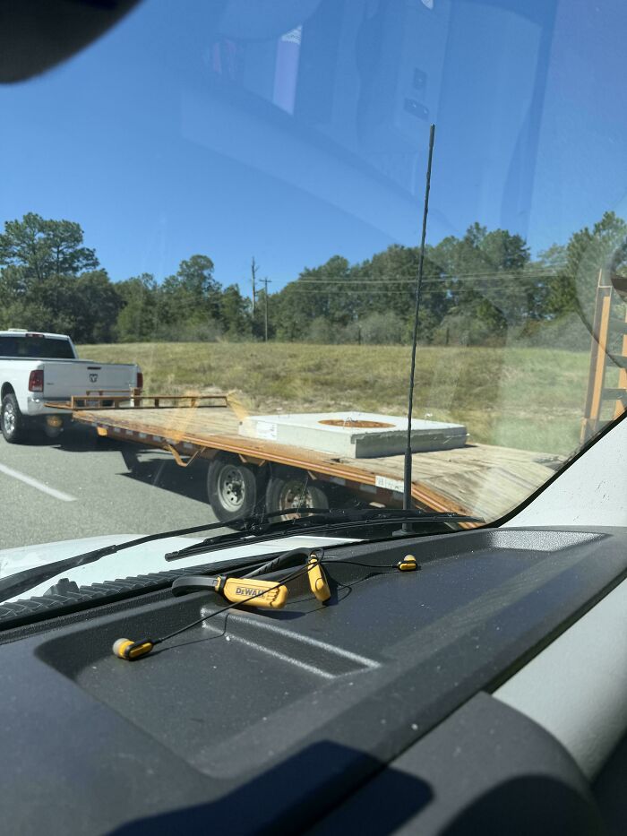 “No Words To Describe This One”: 88 Hilarious Examples Of Towing Gone Wrong “No Words To Describe This One”: 88 Hilarious Examples Of Towing Gone Wrong