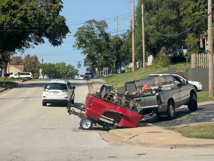 “No Words To Describe This One”: 88 Hilarious Examples Of Towing Gone Wrong “No Words To Describe This One”: 88 Hilarious Examples Of Towing Gone Wrong