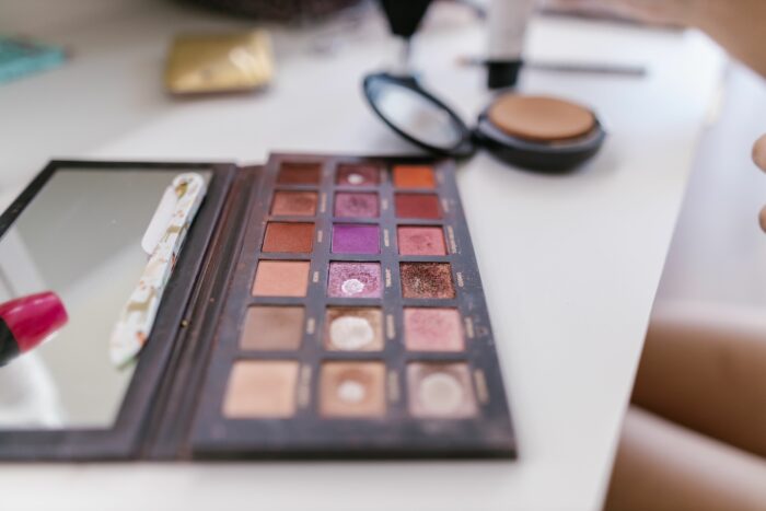 Guy Destroys GF&rsquo;s &pound;200 Makeup Collection, Then Lectures Her About Being Too Attached To Her Stuff