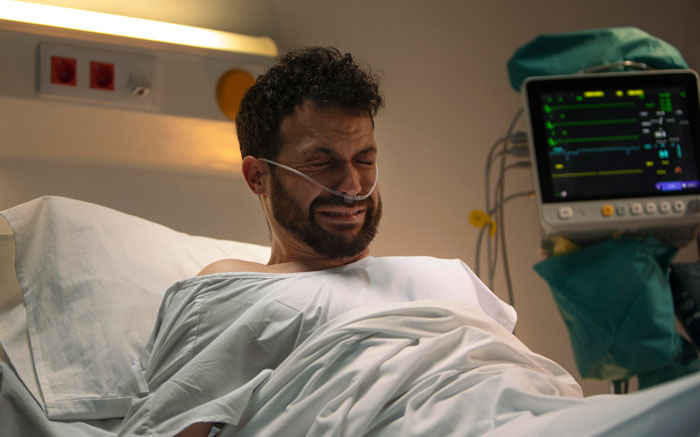 Woman Waits In Fear While Boyfriend Gets Heart Surgery, What She Sees In His Phone Makes Her Stop Caring