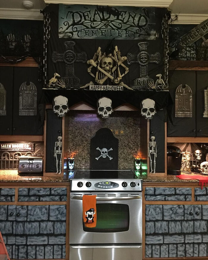 77 Homes That Look Like Halloween Moved In And Took Over 77 Homes That Look Like Halloween Moved In And Took Over