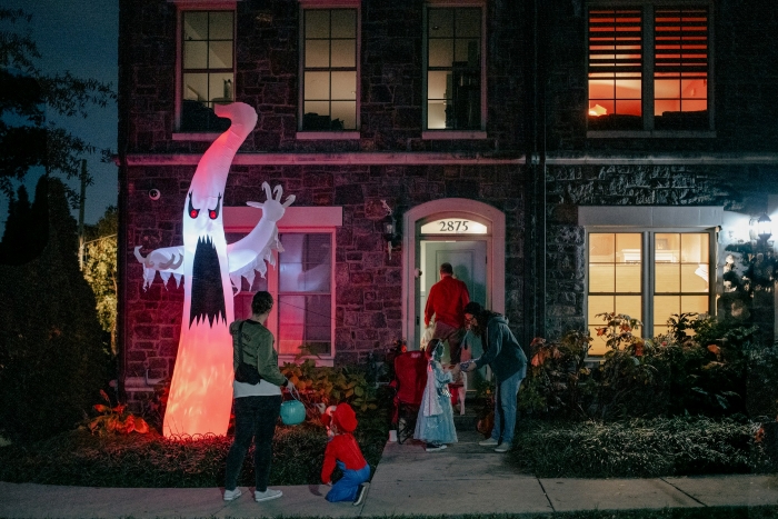 Entitled Mom Freaks Out Over “Satanic” Home, Infuriates Owners By Trying To Ruin Halloween