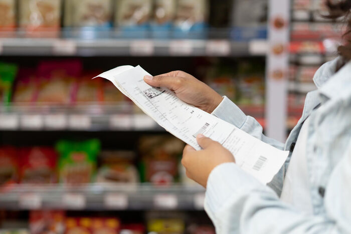 Woman Sees Stranger’s Overflowing Cart And Decides She Must Have Money To Spare Woman Sees Stranger’s Overflowing Cart And Decides She Must Have Money To Spare