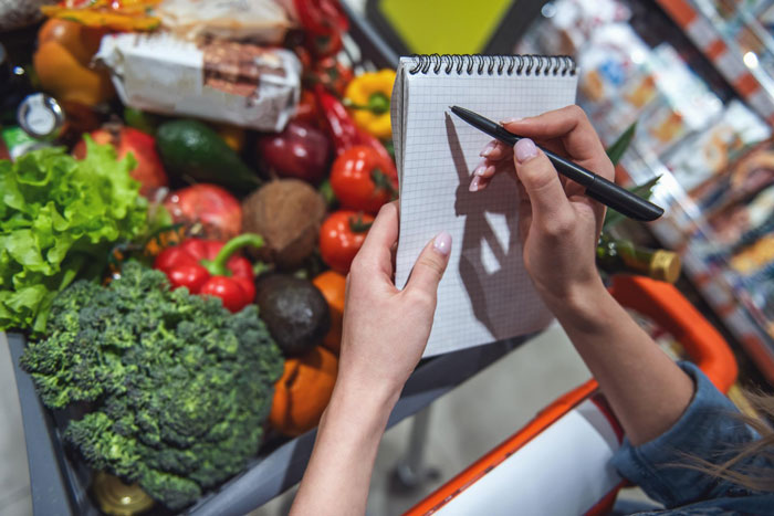 Woman Sees Stranger’s Overflowing Cart And Decides She Must Have Money To Spare Woman Sees Stranger’s Overflowing Cart And Decides She Must Have Money To Spare