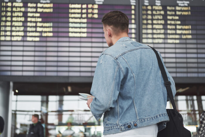 Guy Takes An Imaginary Flight To Italy, His Story Falls Apart As GF Checks The Flight Tracker