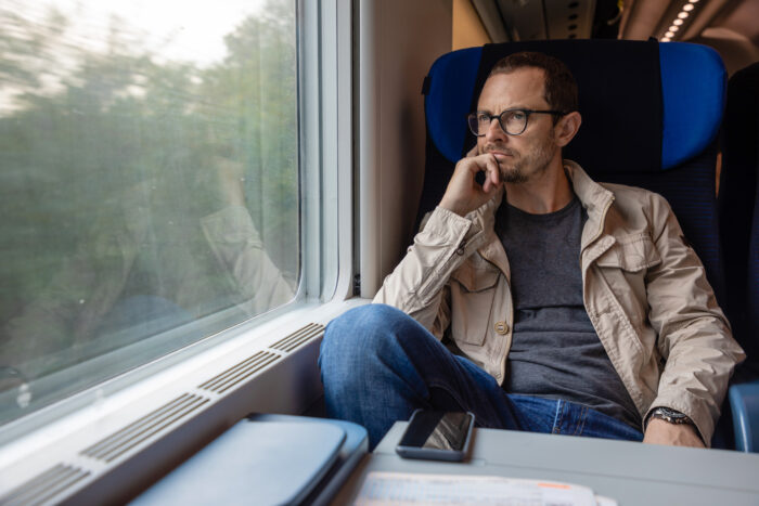 Guy Takes An Imaginary Flight To Italy, His Story Falls Apart As GF Checks The Flight Tracker