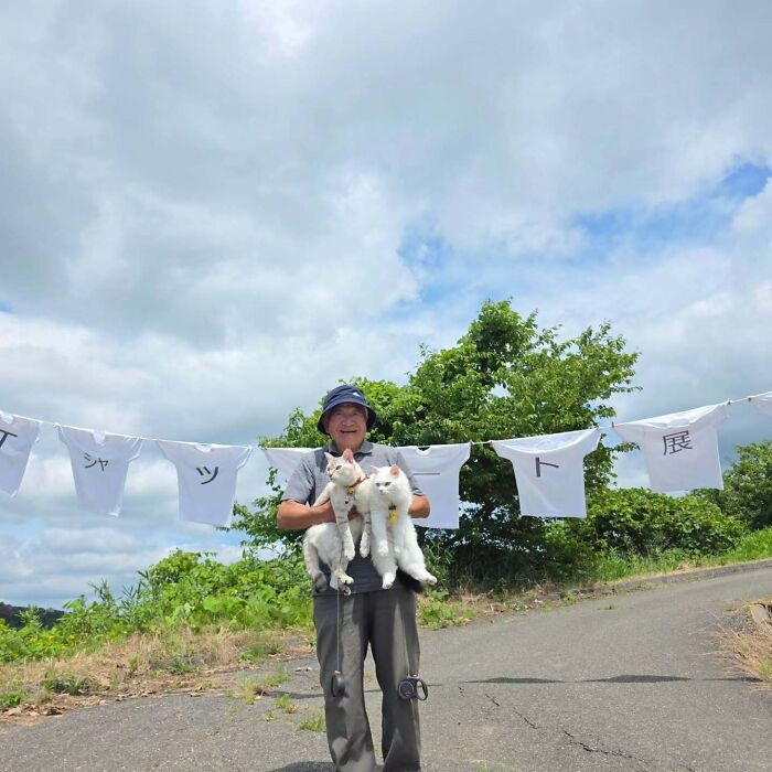 This Grandpa Takes His Adorable Cats To Lovely Scenery, But They Keep Fighting Instead Of Posing (20 Pics) This Grandpa Takes His Adorable Cats To Lovely Scenery, But They Keep Fighting Instead Of Posing (20 Pics)