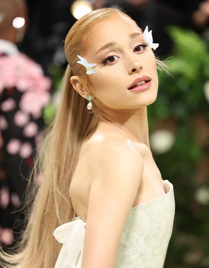 Ariana Grande Looks Unrecognizable After Ditching Signature Ponytail For Dramatic Hair Transformation Ariana Grande Looks Unrecognizable After Ditching Signature Ponytail For Dramatic Hair Transformation