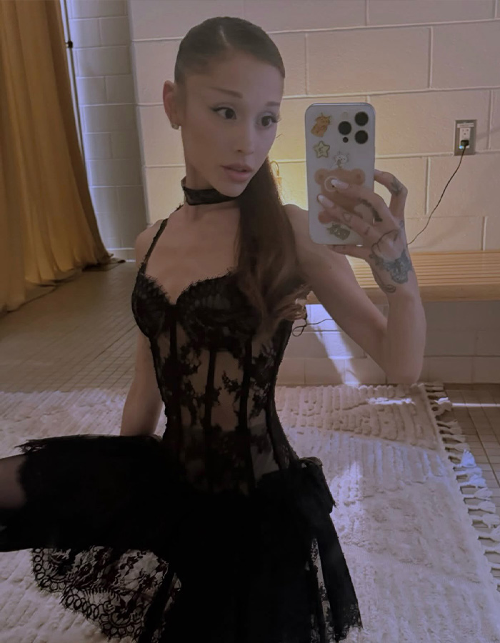 Ariana Grande Looks Unrecognizable After Ditching Signature Ponytail For Dramatic Hair Transformation Ariana Grande Looks Unrecognizable After Ditching Signature Ponytail For Dramatic Hair Transformation