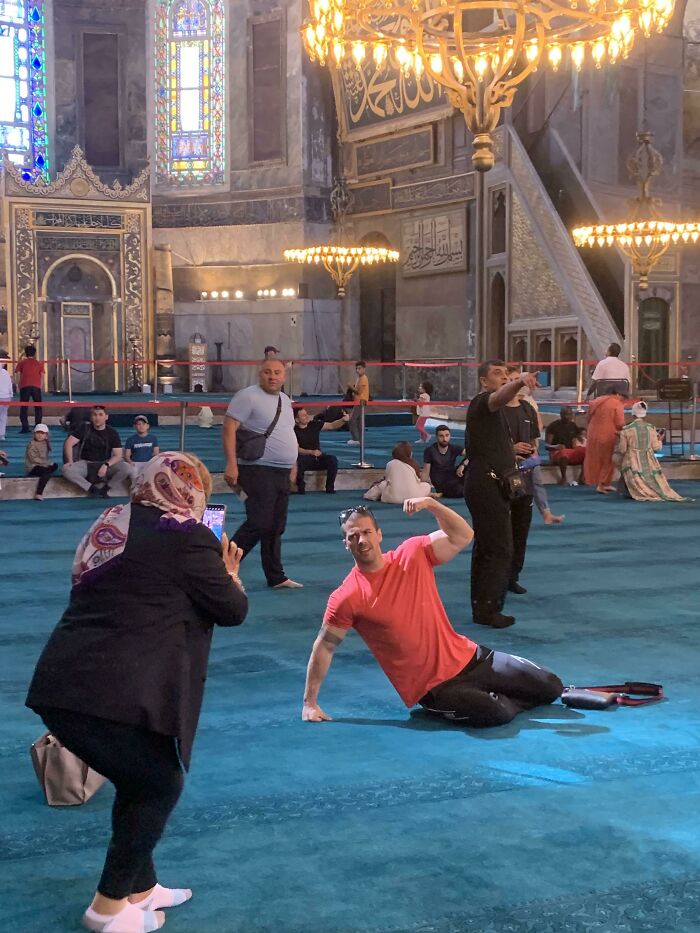 59 Influencers Who Treated Public Spaces Like Their Personal Content Studio