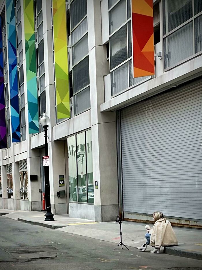 59 Influencers Who Treated Public Spaces Like Their Personal Content Studio