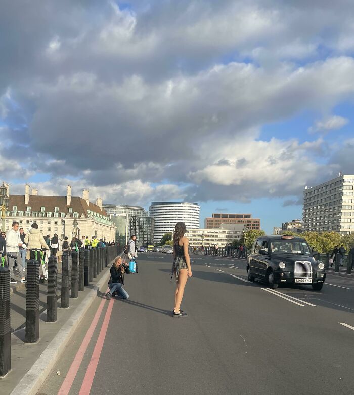 59 Influencers Who Treated Public Spaces Like Their Personal Content Studio