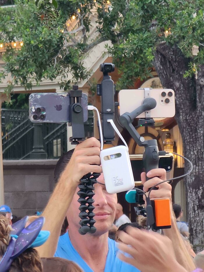 59 Influencers Who Treated Public Spaces Like Their Personal Content Studio