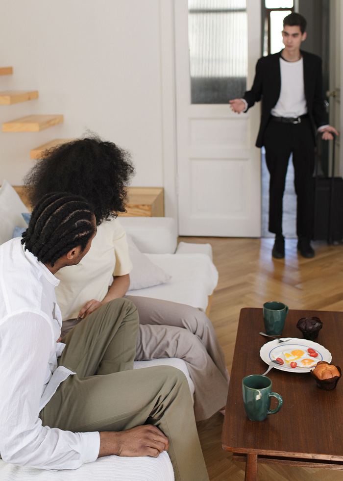 Woman Sparks Outrage After She Says Friends Aren’t Entitled To Her Couch Just Because NYC Hotels Are Expensive Woman Sparks Outrage After She Says Friends Aren’t Entitled To Her Couch Just Because NYC Hotels Are Expensive