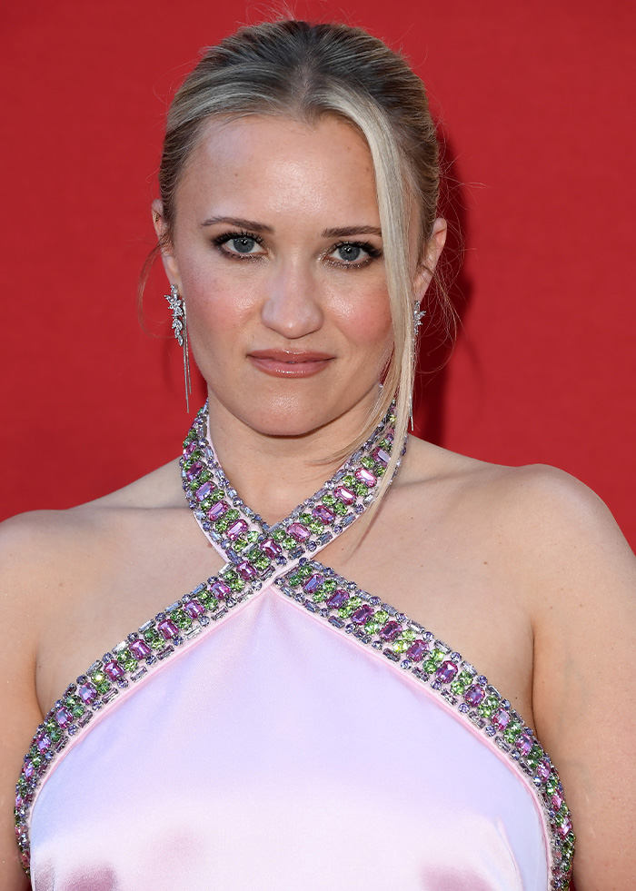 &lsquo;Young Sheldon&rsquo; Star Emily Osment Reveals Why Kissing 18-Year-Old Co-Star Made Her Uncomfortable