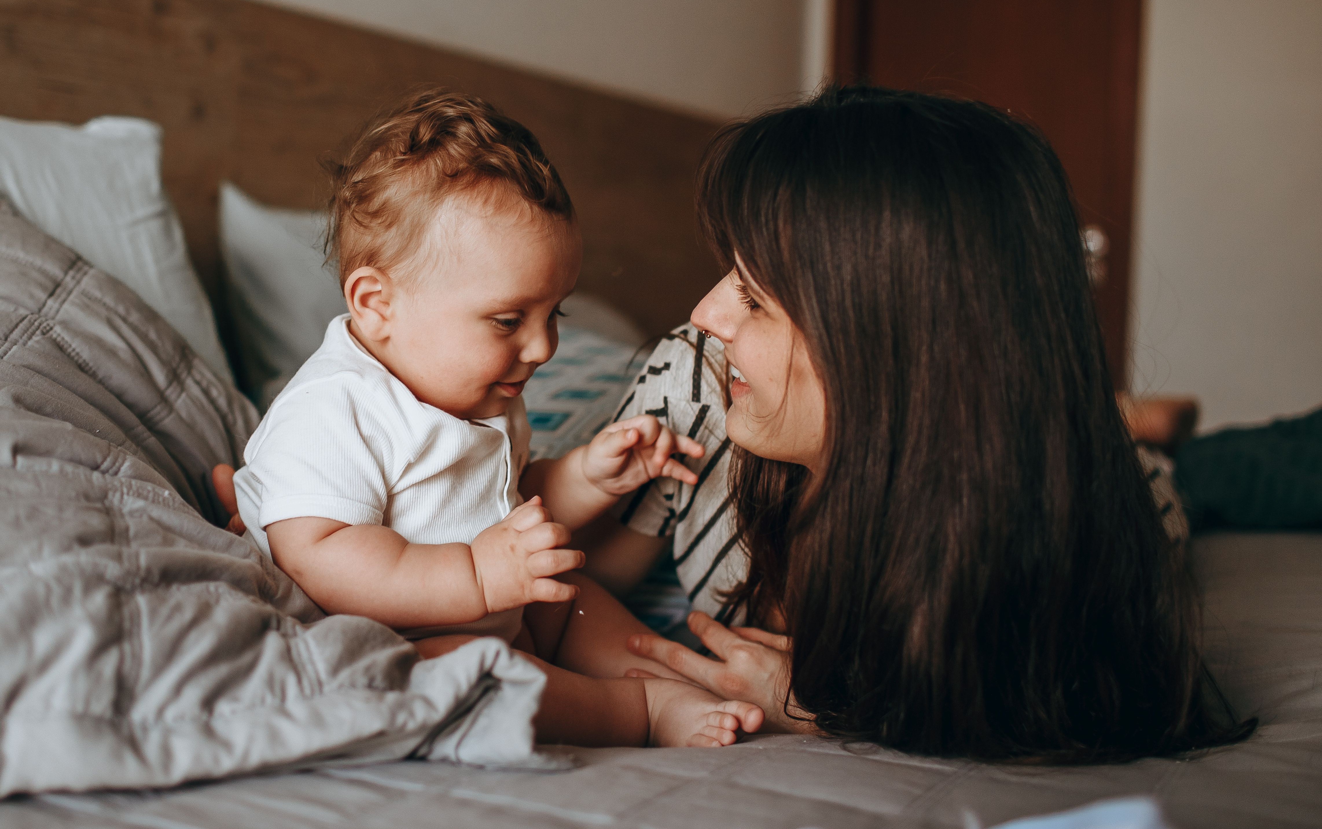 Childfree Woman Keeps Bragging About All Her Free Time, Guy Notices That Something Is Off