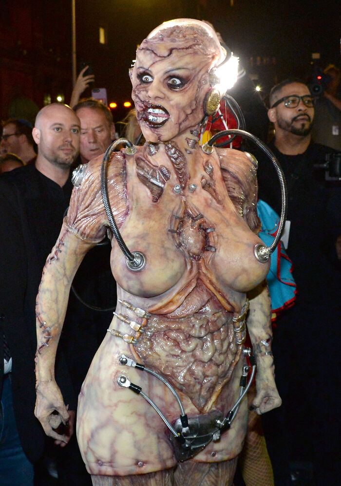 “Looks Like Organs”: Heidi Klum’s Grotesque Halloween Teaser Has Fans Convinced They Know Her Next Transformation “Looks Like Organs”: Heidi Klum’s Grotesque Halloween Teaser Has Fans Convinced They Know Her Next Transformation