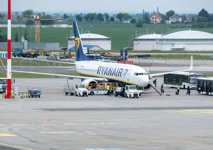 “Most Egregious Airport Gate Change In History”: Airline Blasted Over “Diabolical” Last-Minute Notice “Most Egregious Airport Gate Change In History”: Airline Blasted Over “Diabolical” Last-Minute Notice