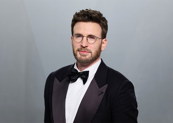 Chris Evans Fans Furious After Noticing How They Edited His Appearance In New Promo Chris Evans Fans Furious After Noticing How They Edited His Appearance In New Promo