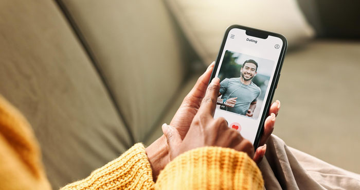 Mysterious Date Shows Off His Cash, Asks Her Not To Tell Anyone, Then Vanishes From The Dating App Mysterious Date Shows Off His Cash, Asks Her Not To Tell Anyone, Then Vanishes From The Dating App