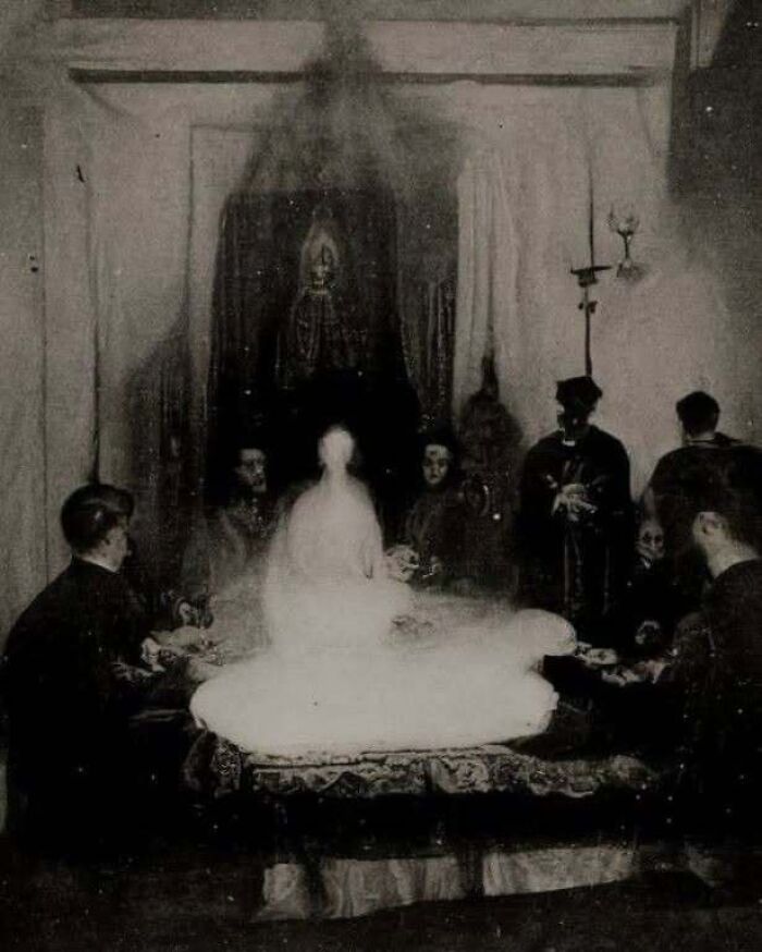 49 Real-Life Photos That Look Like Someone Accidentally Stepped Into A Horror Movie