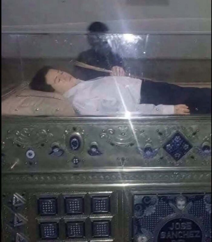 49 Real-Life Photos That Look Like Someone Accidentally Stepped Into A Horror Movie