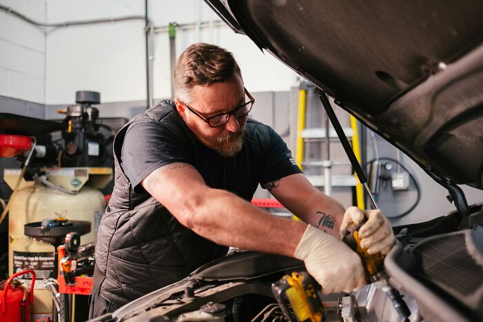 50 Industry Insiders Reveal What Really Happens Behind The Scenes At Companies People Trust