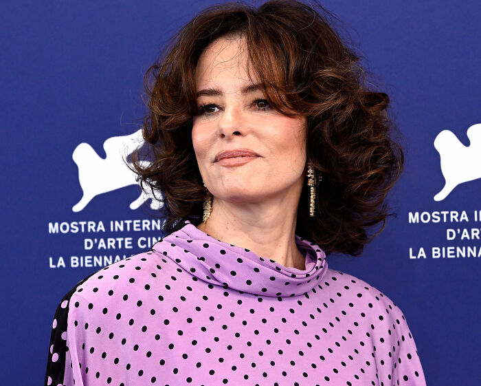 Parker Posey Leaves Show Host Begging For Help After Awkward Interview Takes Unexpected Turn On Live TV Parker Posey Leaves Show Host Begging For Help After Awkward Interview Takes Unexpected Turn On Live TV