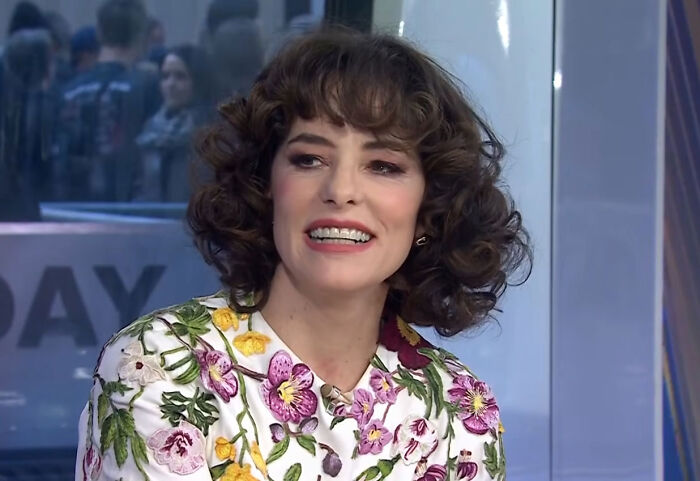 Parker Posey Leaves Show Host Begging For Help After Awkward Interview Takes Unexpected Turn On Live TV Parker Posey Leaves Show Host Begging For Help After Awkward Interview Takes Unexpected Turn On Live TV